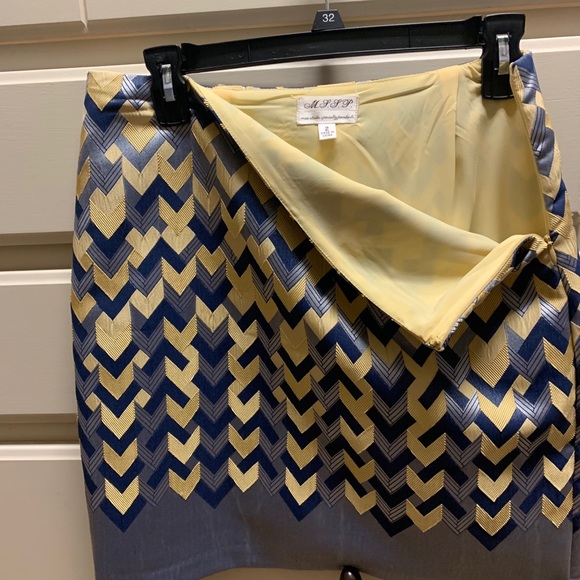 Above the knee skirt - Picture 2 of 3